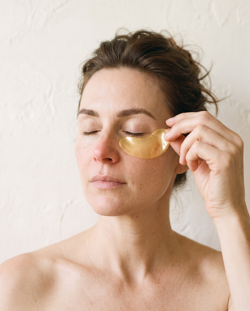 Placing a gold hydrogel patch under the eye
